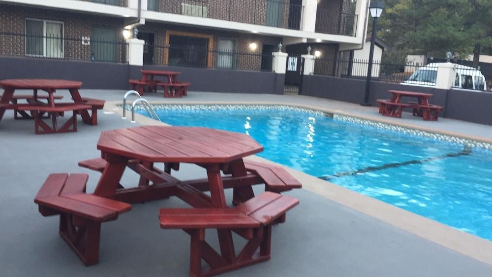 Econo Lodge Inn & Suites University Huntsville Exterior photo