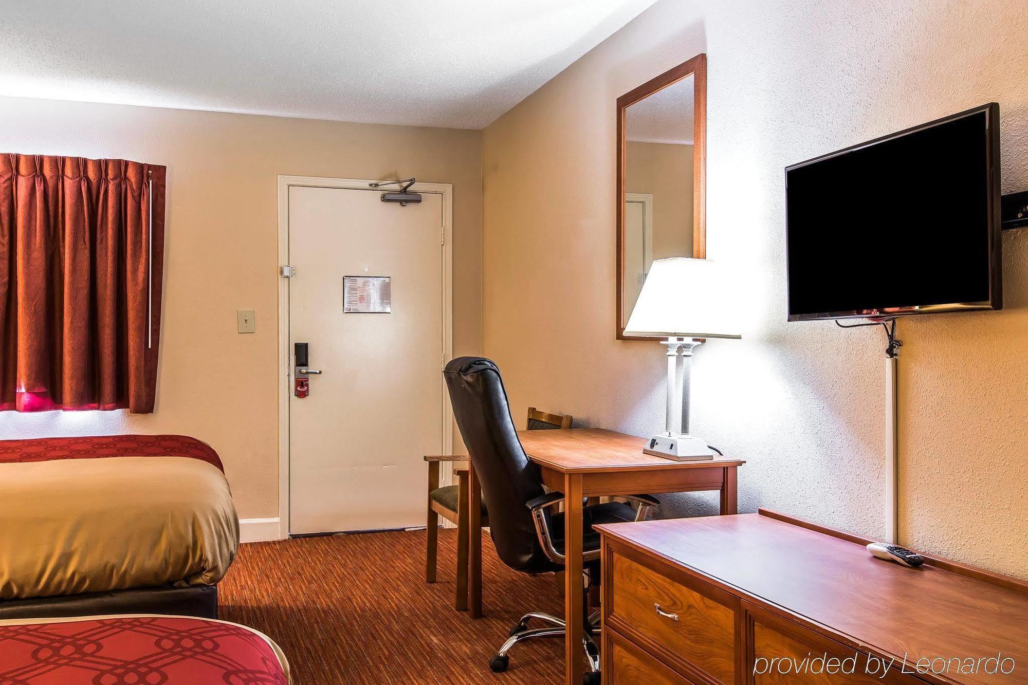 Econo Lodge Inn & Suites University Huntsville Exterior photo