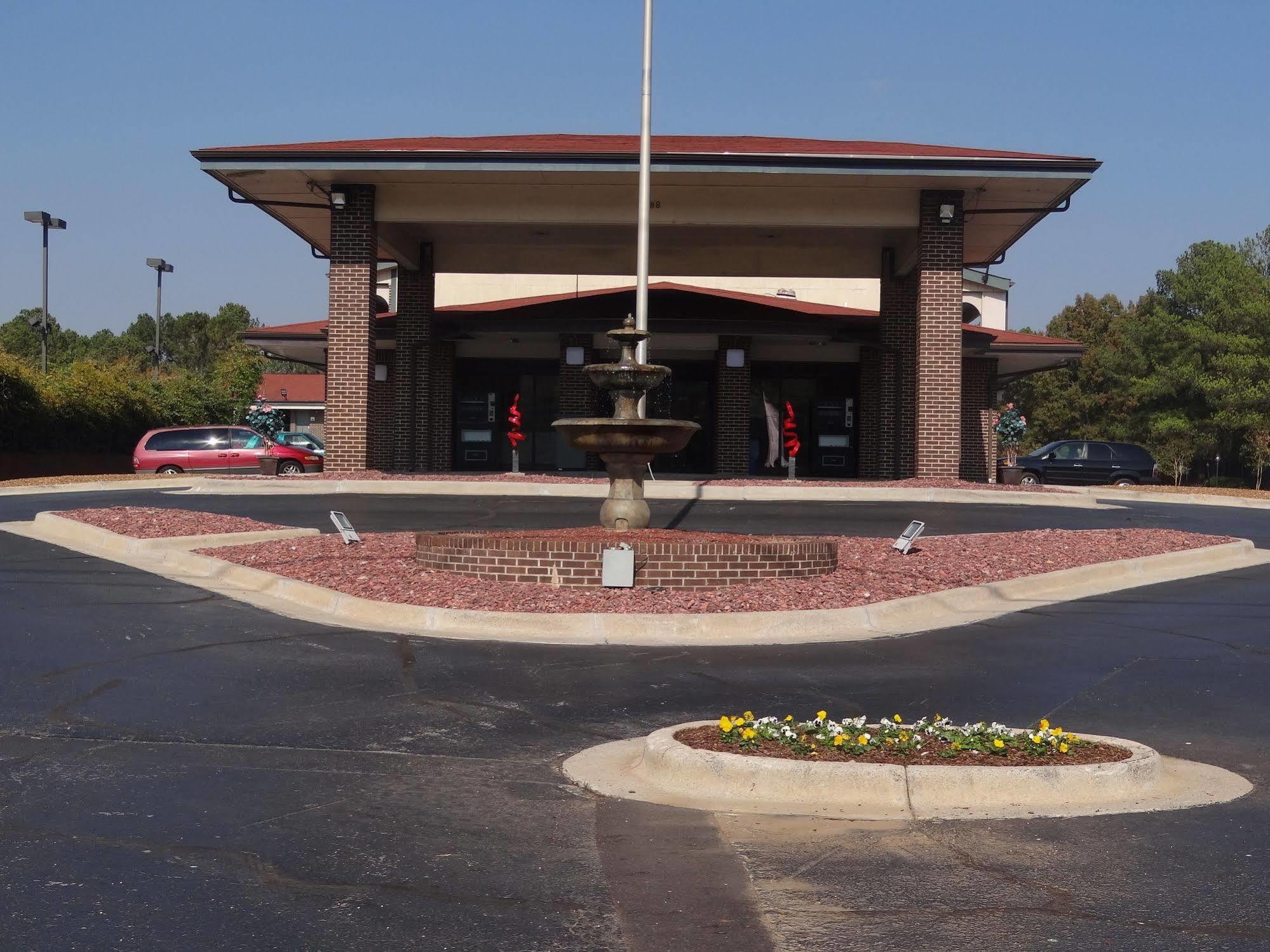 Econo Lodge Inn & Suites University Huntsville Exterior photo