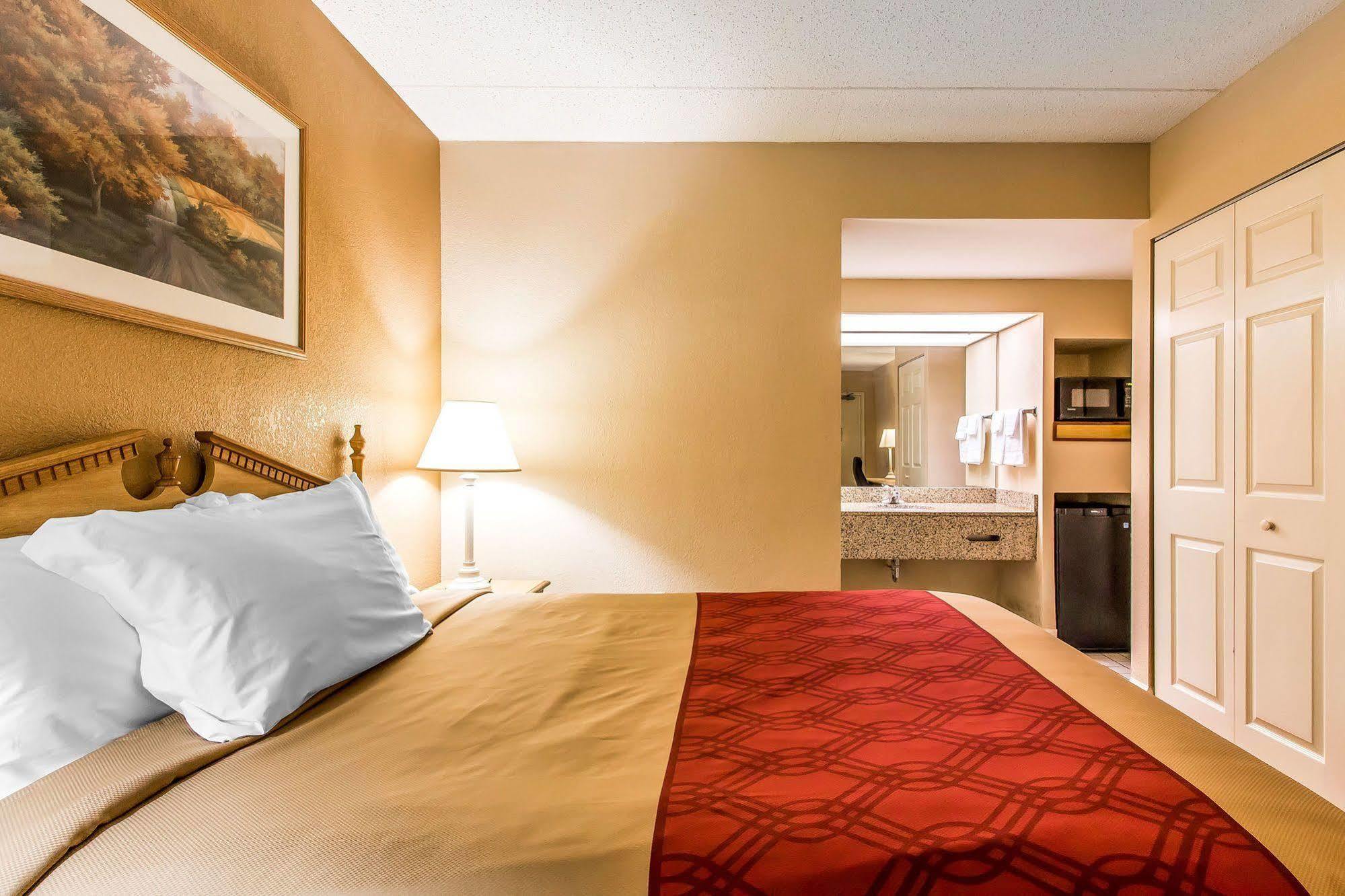 Econo Lodge Inn & Suites University Huntsville Exterior photo